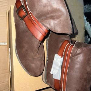 Brown suede boots with Leather strap